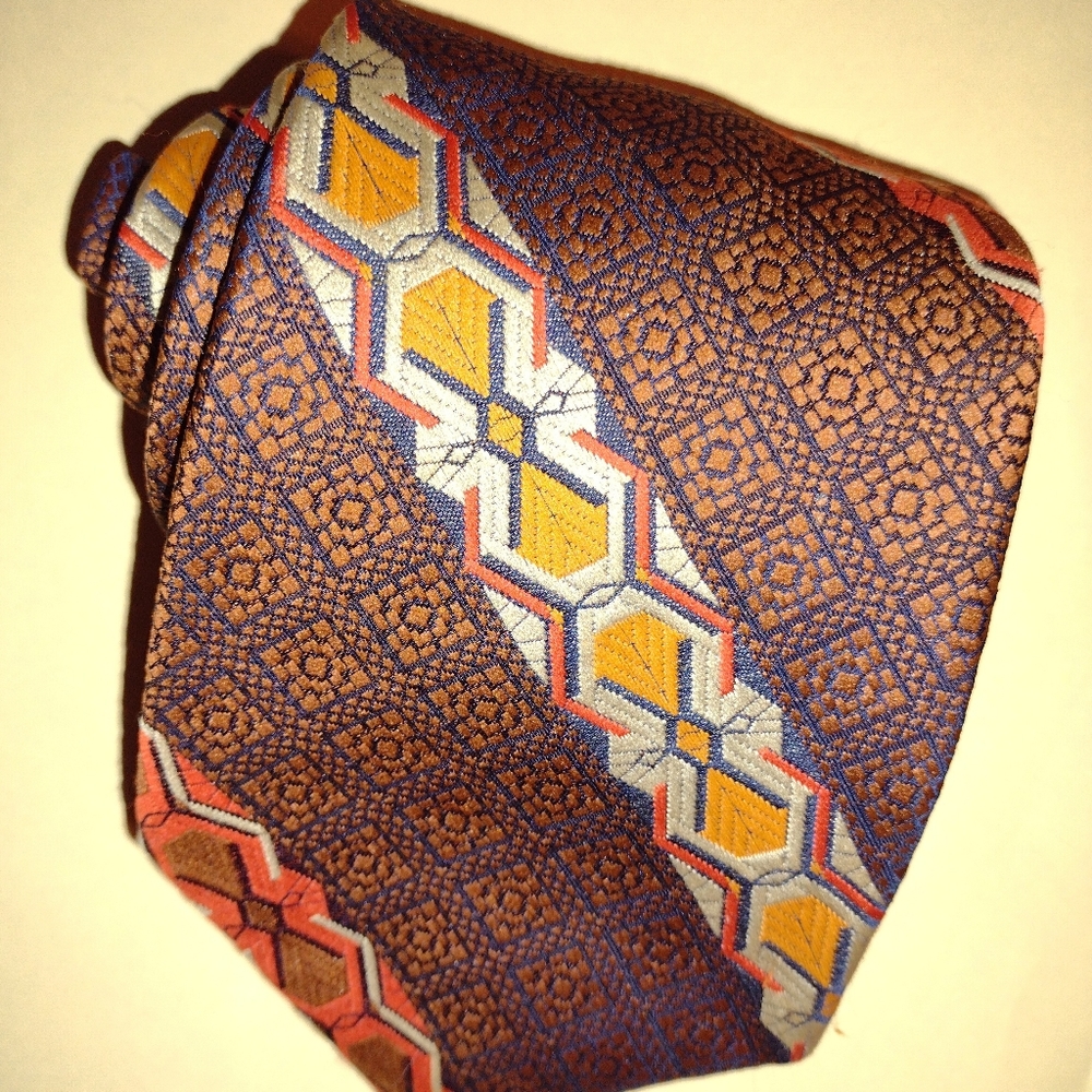 Wembley striped designed men's necktie